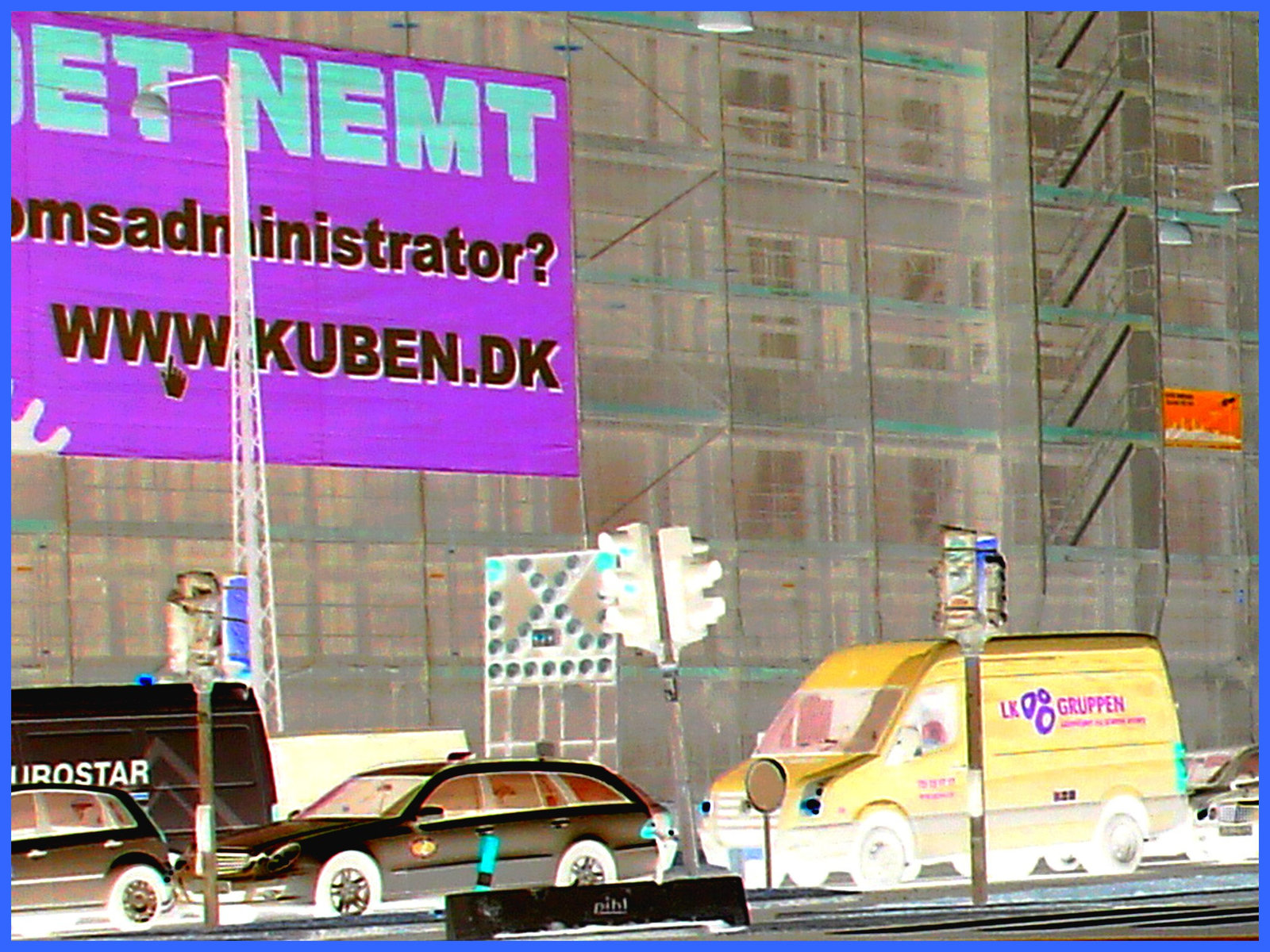 Camion LK gruppen /  LK gruppen truck -  Copenhague / Copenhagen.  20-10-2008- Traitement négatif et couleurs ravivées