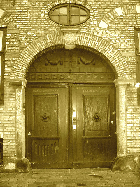 Double porte Henry L.W. Jensen double door.   Copenhague .  26-10-2008-  Sepia