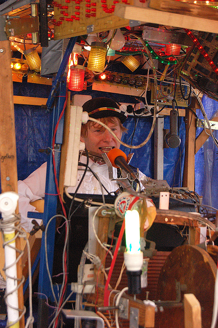 Post lumgirlando / Hinter einer Lichtgirlande