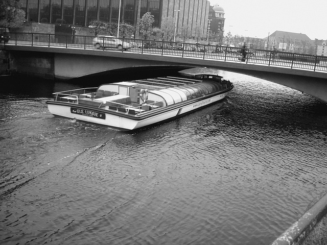 Bateau-mouche danois / Ole lukoje boat.  Copenhagen. 26-10-2008-  N & B