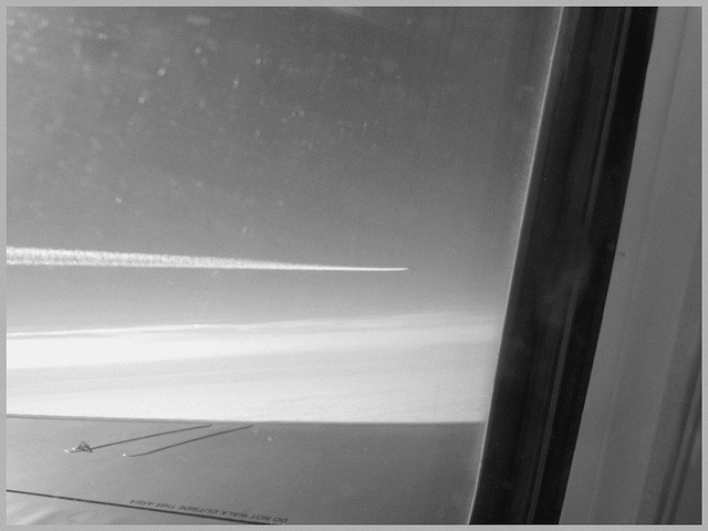 Overtaking jet / Jet sur la gauche -  Vol Bruxelles-Montréal.  29 oct 2008  - N & B