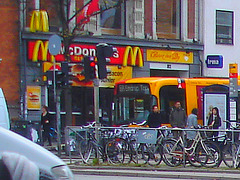 Autobus et big mac /  Mc Donald's and yellow bus.  Copenhague.  20 octobre 2008  - Recadrage flou avec belles couleurs