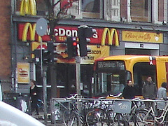 Autobus et big mac /  Mc Donald's and yellow bus.  Copenhague.  20 octobre 2008  - Recadrage flou adouci.