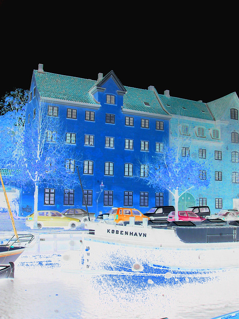 Bateau- auto- lampadaire et belles fenêtres /  Kobenhavn blue vehicule with windows & street lamp zone.   Copenhague / Copenhagen.  26-10-2008 - Négatif aux couleurs ravivées