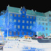 Bateau- auto- lampadaire et belles fenêtres /  Kobenhavn blue vehicule with windows & street lamp zone.   Copenhague / Copenhagen.  26-10-2008 - Négatif aux couleurs ravivées
