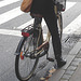 Jolie cycliste d'âge mur en bottes à talons plats / Art & frame mature biker in flat boots