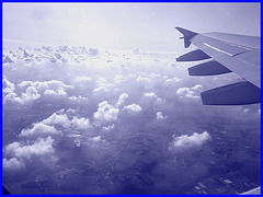 Aile et nuages - Vol Air Transat Bruxelles-Montréal- 29 octobre 2008-  Tout en bleu- Photofiltre.