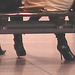 Quatuor sexy en bottes à talons aiguilles - Talons aiguilles sous le banc