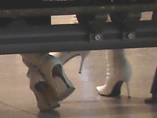 Quatuor sexy en bottes à talons aiguilles - Aéroport de Montréal.  15 novembre 2008- Talons aiguilles sous le banc