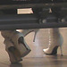 Quatuor sexy en bottes à talons aiguilles - Aéroport de Montréal.  15 novembre 2008- Talons aiguilles sous le banc