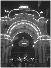 La citrouille d'Halloween Tivoli / Tivoli park pumpkin.  Copenhague.  19 octobre 2008.   -   N & B