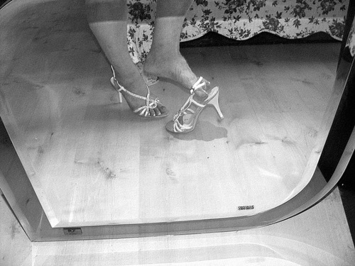 Mon amie Krisontème avec permission /  My friend Krisontème with permission  /  Miroir et talons hauts -  Mirror unusual dangle - N & B