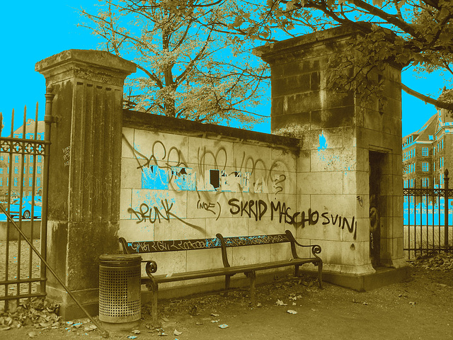 Agressive bench /  Banc menaçant - Sepia au ciel bleu.