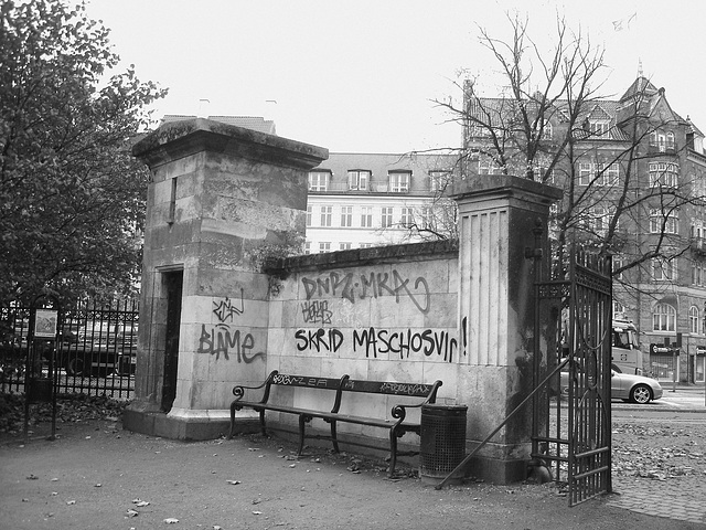 Agressive bench /  Banc menaçant - Copenhagen  / 20 octobre 2008. -  N & B