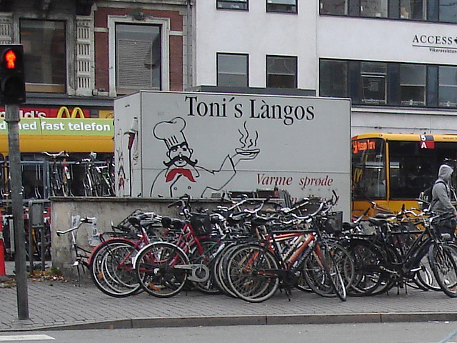 Toni et ses vélos / Toni's làngos and bikes.  Copenhague.  20 octobre 2008