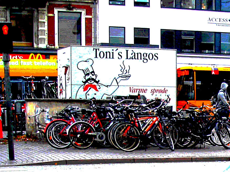 Toni et ses vélos / Toni's làngos and bikes.  Copenhague.  20 octobre 2008 -  Postérisation