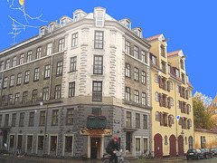 Ramarquable façade de coin de rue / Street corner noticeable façade - Copenhague.  26 octobre 2008 -  Cafe Stoerkodder. Éclaircie avec ciel bleu photofiltré