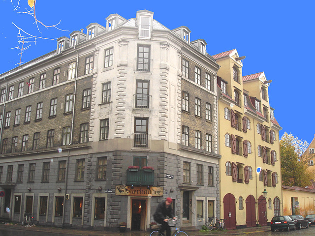 Ramarquable façade de coin de rue / Street corner noticeable façade - Copenhague.  26 octobre 2008 -  Cafe Stoerkodder. Éclaircie avec ciel bleu photofiltré