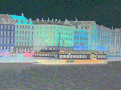 Architecture et bateau de touriste /  Saga Queen boat eyesight.  Copenhagen.  26-10-2008  - Négatif aux couleurs ravivées puis postérisé
