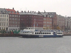 Architecture et bateau de touriste /  Saga Queen boat eyesight.  Copenhagen.  26-10-2008