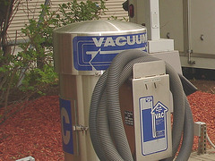 Aspirateur pour automobiles /   Vacuum time !  .   Newport, Vermont.  États-Unis / USA.  23 mai 2009