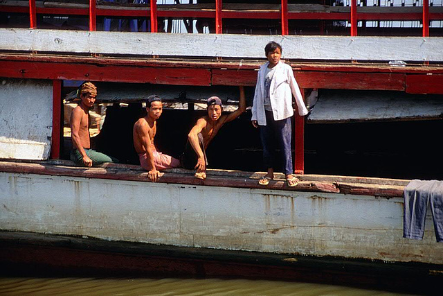 Fisher men and woman watching to tourists