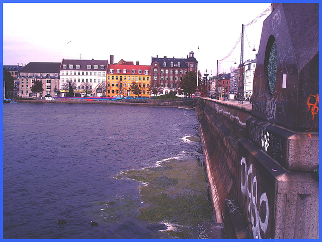 Pont menant au cimetière  /  Effet de nuit  -Copenhague- 20-10-2008.DSC03166