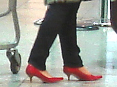 La Dame aux escarpins rouges /  Lady in red heels -  Montreal airport /  Aéroport de Montréal -  15 Novembre 2008  - Blurry glance / Regard flou