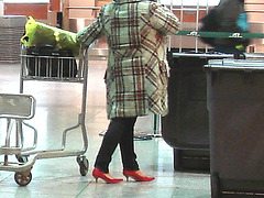 La Dame aux escarpins rouges /  Lady in red heels -  Montreal airport /  Aéroport de Montréal -  15 Novembre 2008