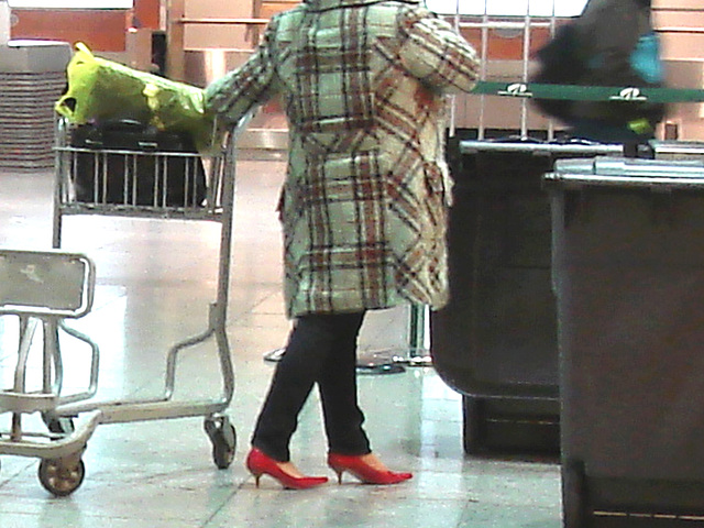 La Dame aux escarpins rouges /  Lady in red heels -  Montreal airport /  Aéroport de Montréal -  15 Novembre 2008