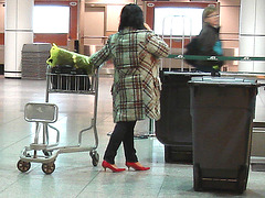 La Dame aux escarpins rouges /  Lady in red heels -  Montreal airport /  Aéroport de Montréal -  15 Novembre 2008