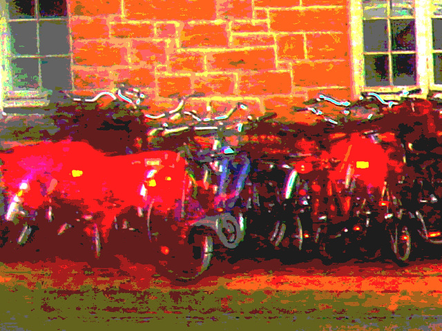 Vélos danois près de la gare / Annette's polser danish bikes. Copenhagen. 26-10-2008 - Version flash rouges .  Postérisation