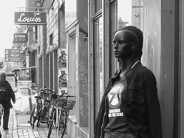 Mannequins de Dames noires chauves en zone libre /  Free zone bald head black Ladies dummies -  Copenhague / Copenhagen.   Octobre 2008  - N & B