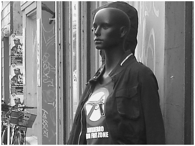 Mannequins de Dames noires chauves en zone libre /  Free zone bald head black Ladies dummies -  Copenhague / Copenhagen.   Octobre 2008 -  N & B