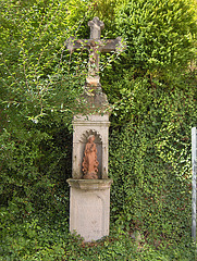 Monumento antaŭ la preĝejo I