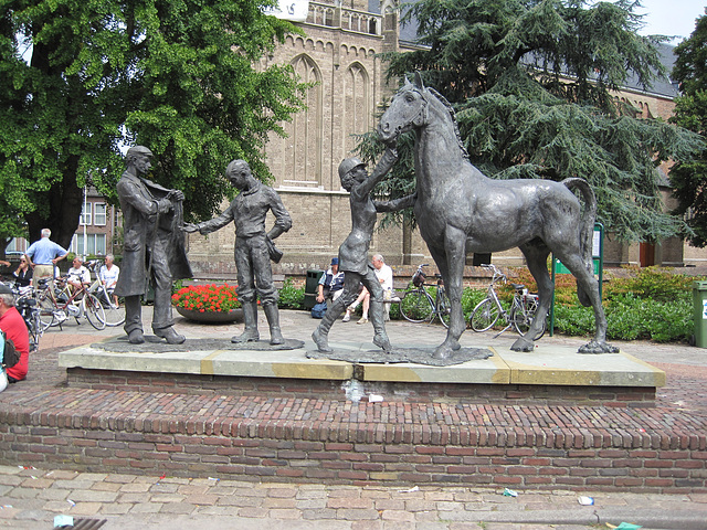 Standbeeld in het centrum van Elst