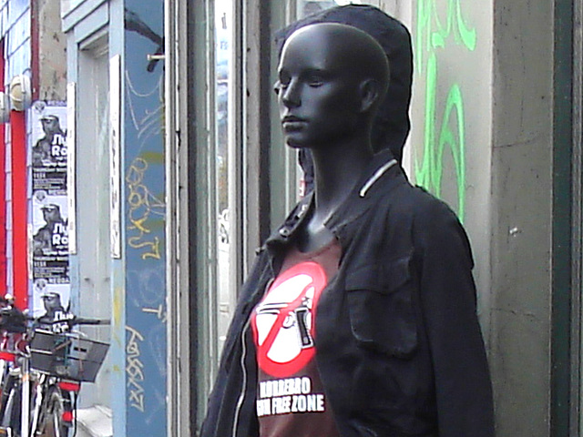 Mannequins de Dames noires chauves en zone libre /  Free zone bald head black Ladies dummies -  Copenhague / Copenhagen.   Octobre 2008