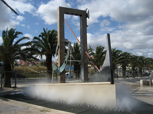 Oeiras, fountain at the Avenue Marginal sidewalk (2)