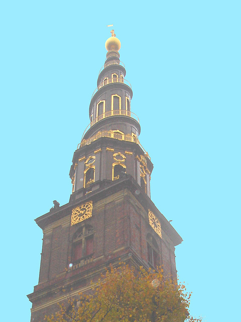 Horloge et clocher / Clock and church tower.  Copenhagen / Copenhague.  26 octobre 2008