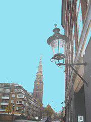 Lampadaire et clocher / Street lamp and church tower.  Copenhague / Copenhagen.  26 octobre 2008  - Ciel bleu photofiltré