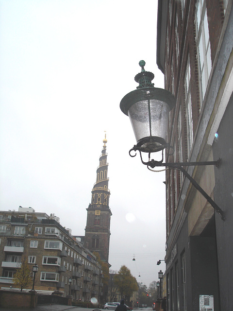 Lampadaire et clocher / Street lamp and church tower.  Copenhague.  26 octobre 2008