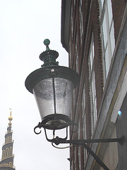 Lampadaire et clocher / Street lamp and church tower.  Copenhague.  26 octobre 2008