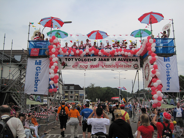 Volgende groep boven de weg