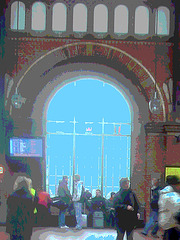 Fenêtre aveuglante dans la gare /  Blinding train station window -  Copenhagen.  26-10-2008 - Postérisation avec fenêtre bleue.