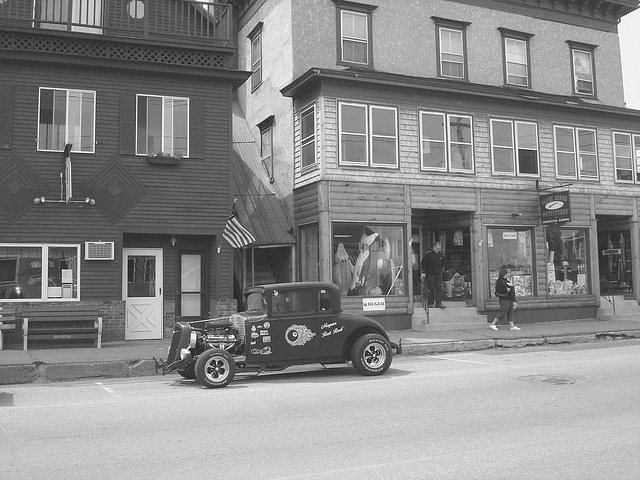 Belle d'autrefois en version contemporaine /  Old car in a contemporary  version - Brighton. Vermont  /  États-Unis - USA.    23-05-2009- N & B