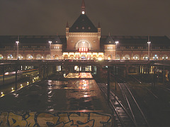 Gare centrale dans la noirceur Danoise  / Train station in the dark. 19-10-2008 . Copenhague.
