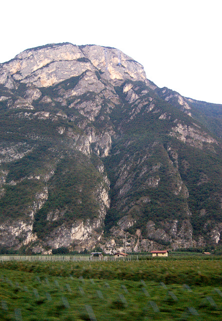 Etaj domoj, grandaj montoj / (Häuschen und große Berge)