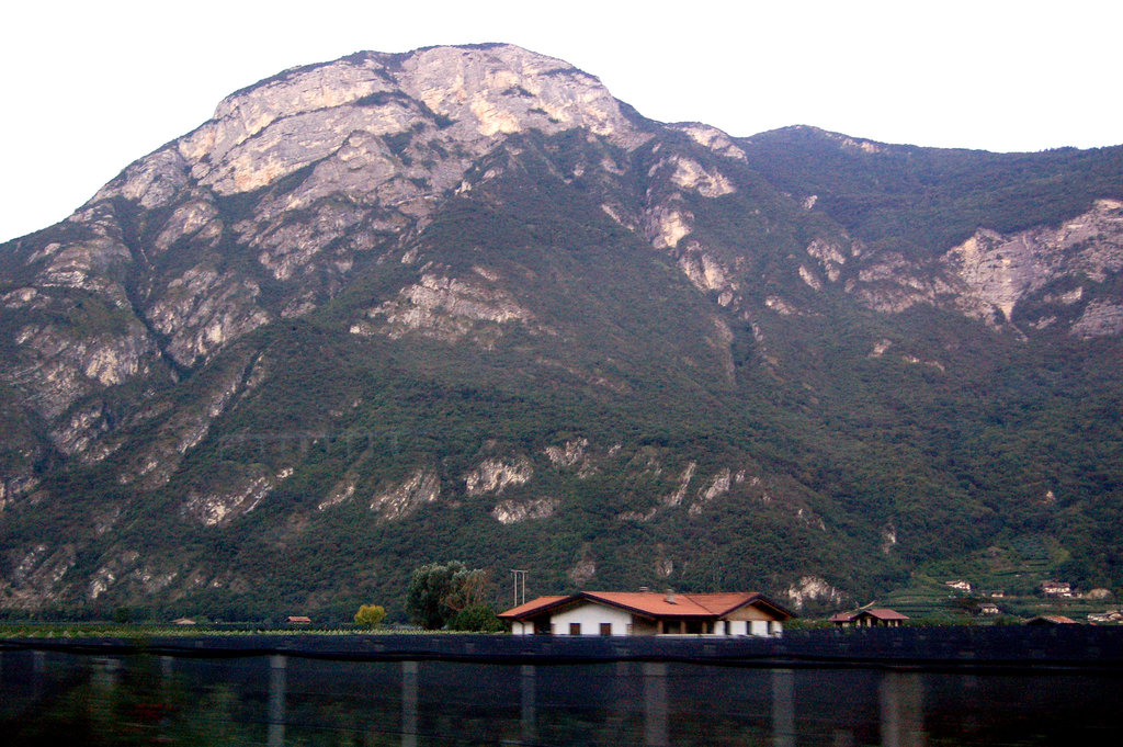 Etaj domoj, grandaj montoj / (Häuschen und große Berge)