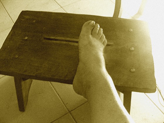 Pied sur banc  / Foot on the bench -   Le beau Pied sexy de mon Amie Christiane avec permission / with permission - Sepia