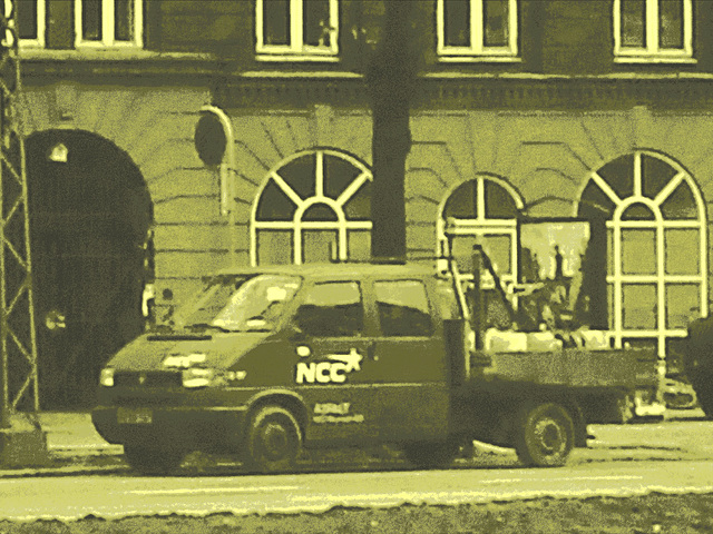 Le camion rouge NNC et la façade bleue /  NNC red truck & blue façade.  Copenhague.  20-10-2008   - Photofiltration intensive